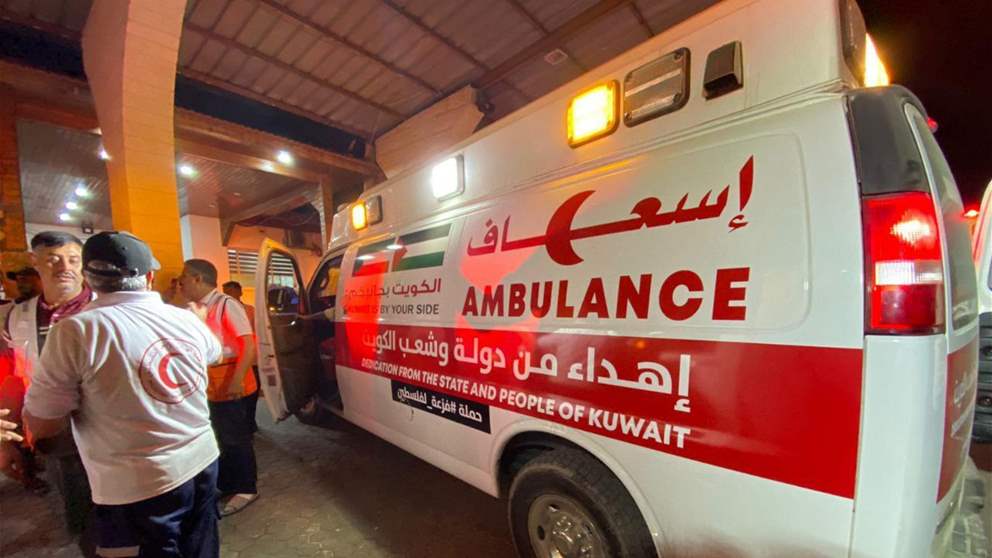 بالصور - سيارات اسعاف كويتية تستعد لدخول غزة عبر معبر رفح البري 