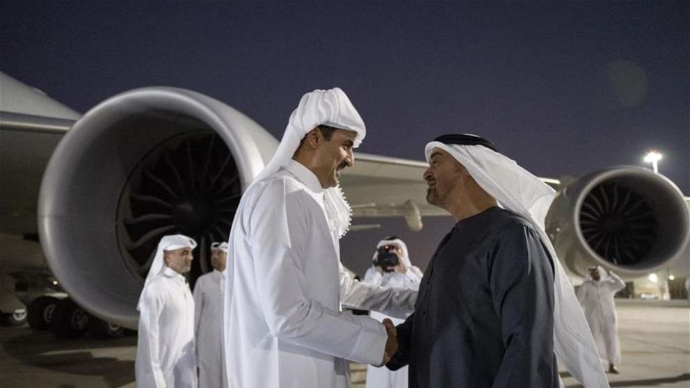 بالفيديو - أمير قطر يصل الإمارات ومحمد بن زايد في مقدمة مستقبليه