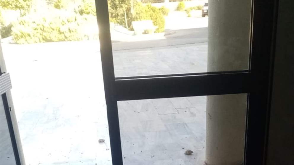 مراسل #الجديد : استهداف مستشفى ميس الجبل بقذيفة اسرائيلية معادية ولا اصابات