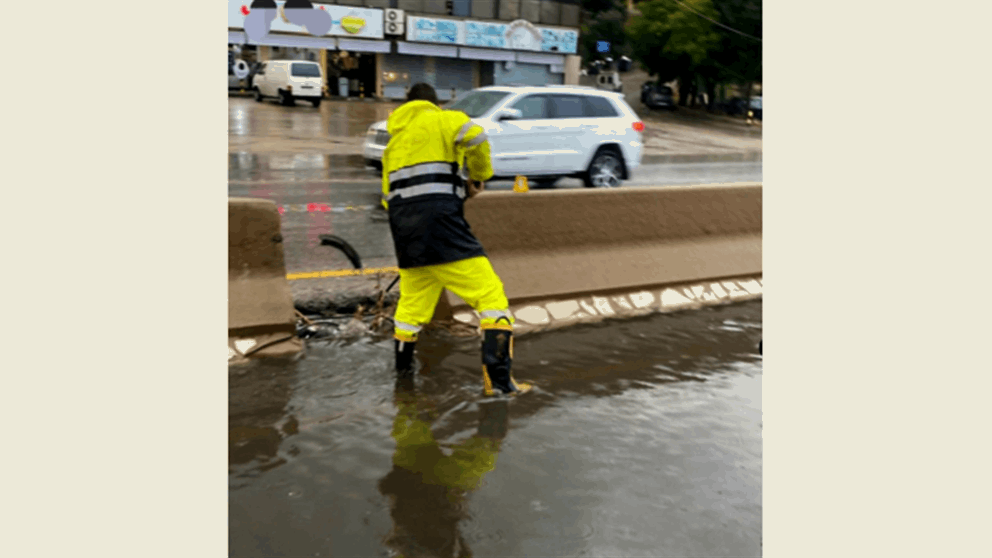 الأمطار الغزيرة تسببت بإحتجاز مواطنين داخل سياراتهم على أوتوستراد العقيبة الصفرا