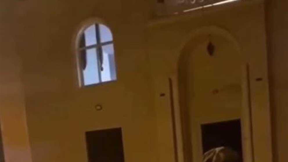 بالفيديو - جندي من قوات الإحتلال يلقي قنبلة صوتية داخل مسجد خلال أذان الفجر في قرية بدرس غرب رام الله بالضفة الغربية 
