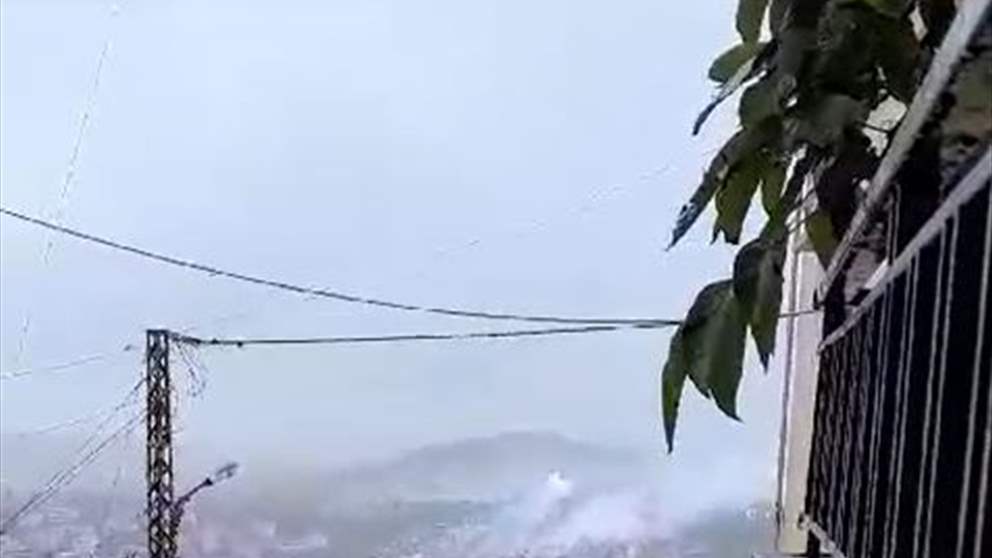 بالفيديو - جانب من إستهداف العدو بلدة كفركلا بالقذائف المدفعية والقنابل الفسفورية