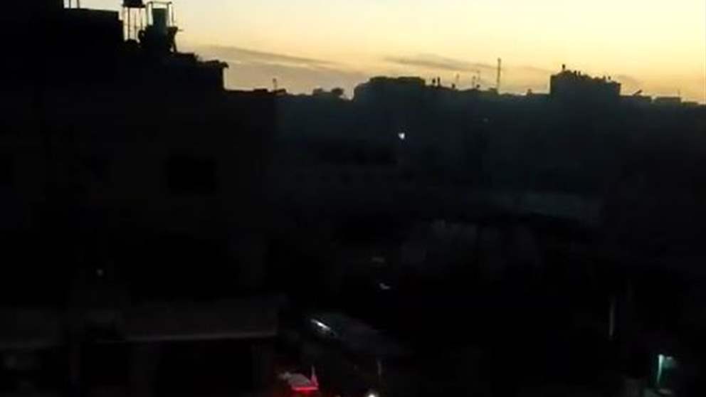 بالفيديو - لقطات متداولة لسيارات الصليب الأحمر قيل إنها تقل أسرى "إسرائيليين" خلال نقلهم من خان يونس إلى معبر رفح