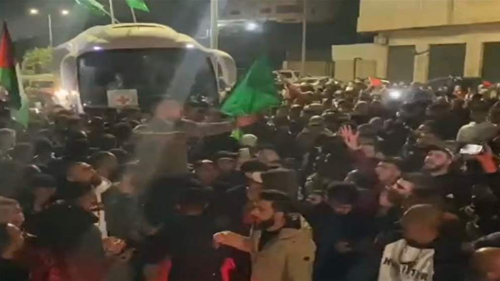 بالفيديو - "شكراً شكراً يا غزة".. هتافات الشبان في رام الله خلال إستقبال الأسرى المحررين