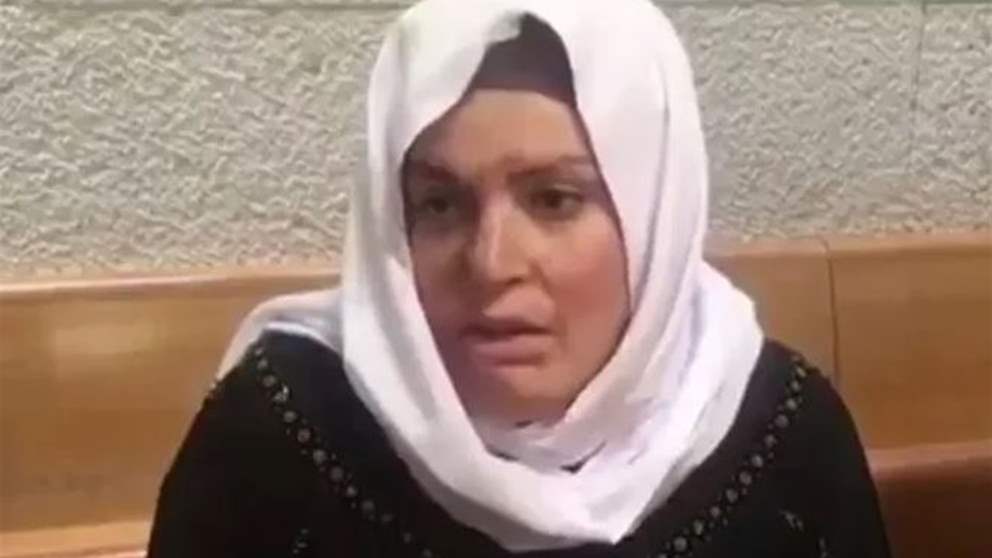 بالفيديو - الأسيرة المحررة الجريحة إسراء جعابيص تعرض أقمشة صممتها بيديها المصابتين خلال فترة إعتقالها بسجون الإحتلال 