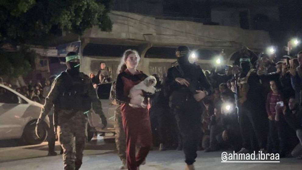 بالصورة-  عناصر من كتائب القسام وسرايا القدس يسلمون أسيرة إسرائيلية برفقة كلبها