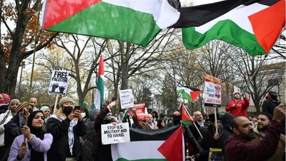 متظاهرة حملت علم فلسطين وأحرقت نفسها أمام قنصلية الاحتــ  لال في أميركا