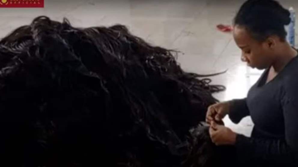 بالفيديو - دخلت موسوعة غينيس بصنع أطول شعر مستعار في العالم