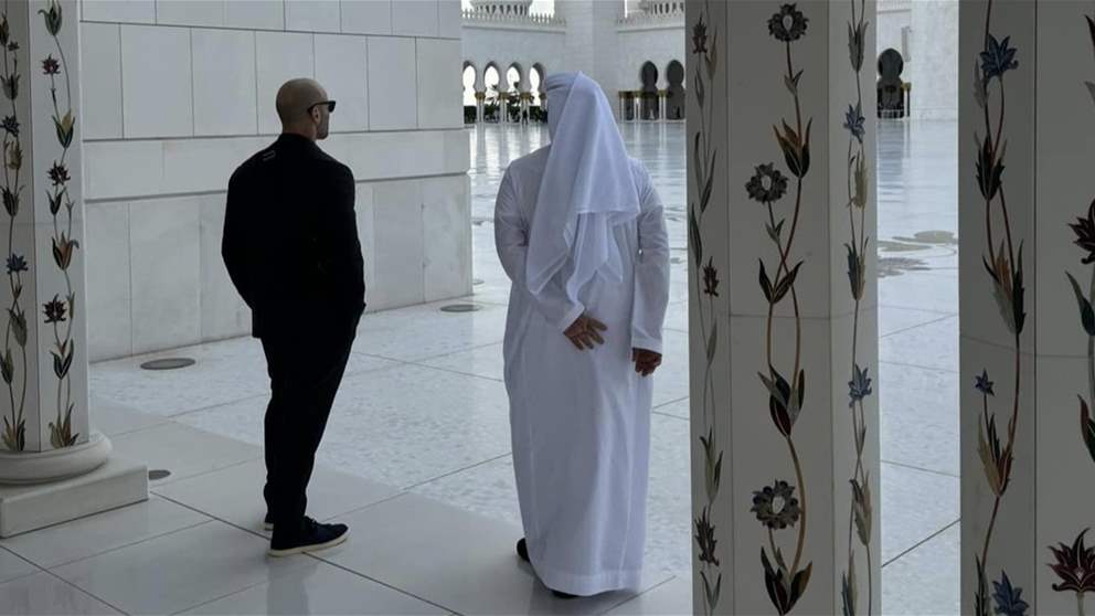نجم عالمي داخل مسجد في ابو ظبي برفقة خطيبته التي اطلت بالحجاب