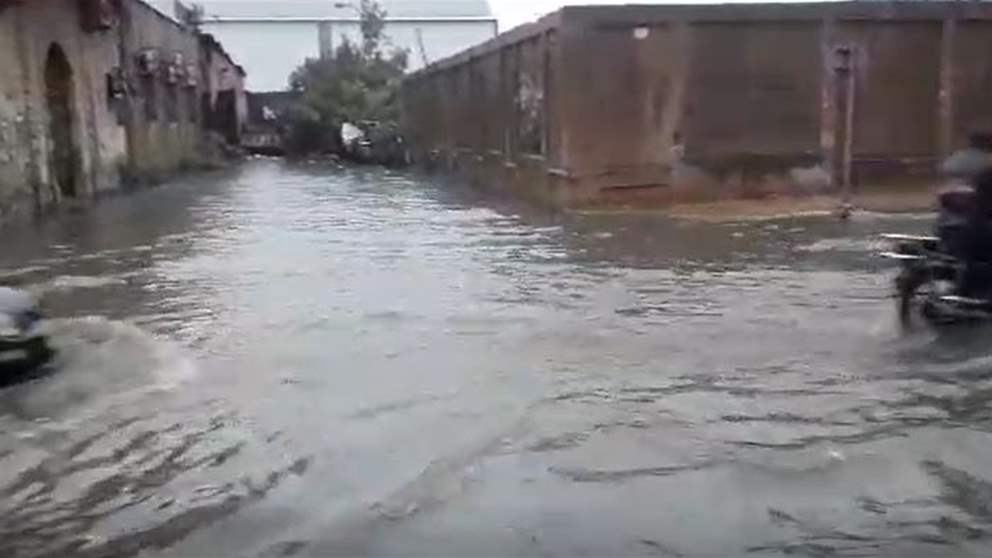 بالفيديو - شوارع طرابلس والميناء تغرق بالمياه جراء الامطار الغزيرة 