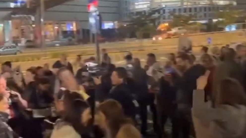 بالفيديو - أهالي الأســ ــرى الإسرائيليين يتظاهرون قبالة وزارة الحــر  ب في تل أبيب  