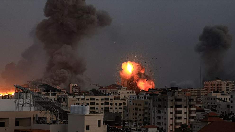 الإحتلال يواصل قطع الإتصالات.. وغارات على مناطق عدة وسط قطاع غزة 