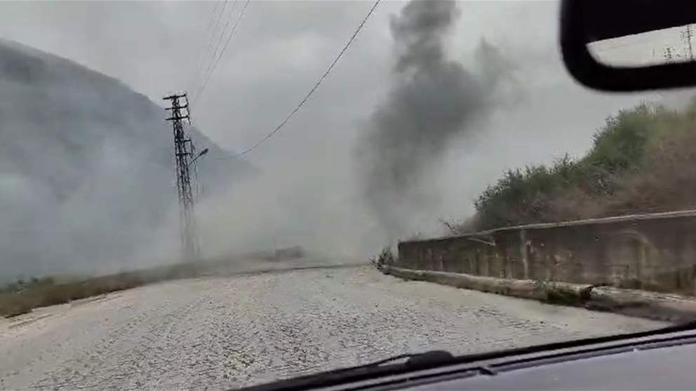 بالفيديو - نجاة فريق قناة "المنار" من قصف للإحتلال إستهدف طريق الخردلي - دير ميماس