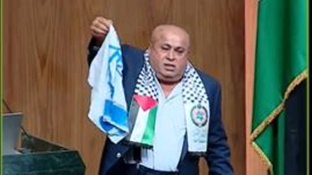 بالفيديو - نائب أردني يحرق علم "إسرائيل" داخل قاعة الجامعة العربية