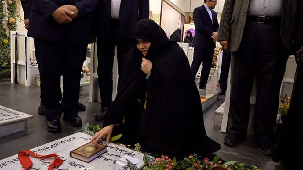 عقيلة الرئيس الايراني زارت ضريح مغنية ووقعت كتابها "النظرية الإسلامية في التربية والتعليم" في مركز بلدية الغبيري