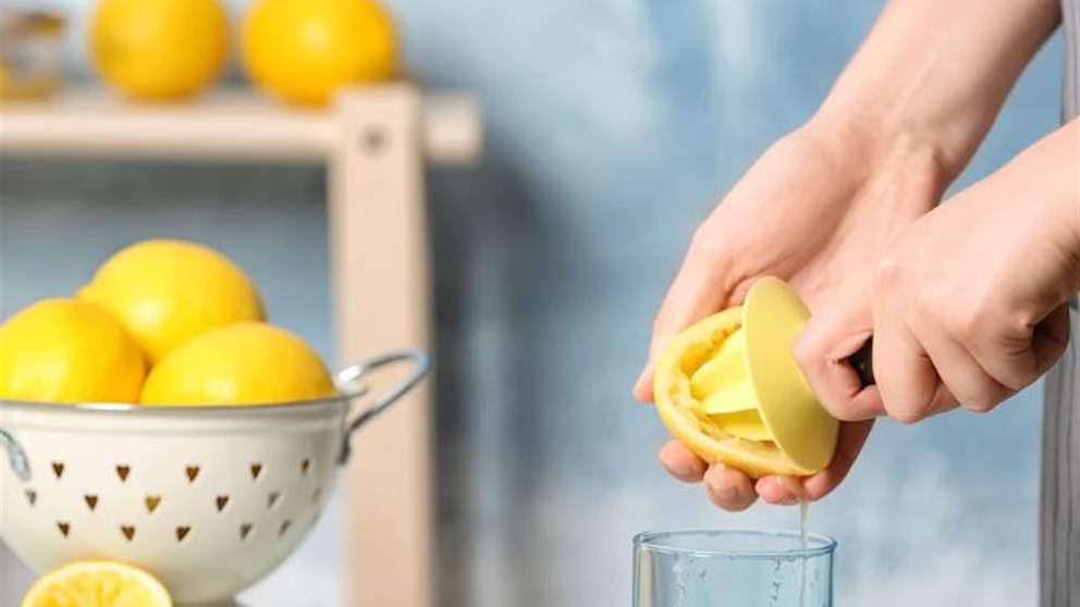 لمواجهة البرد... فوائد تجعل عصير الليمون الطازج حلفاً لتقوية المناعة! 