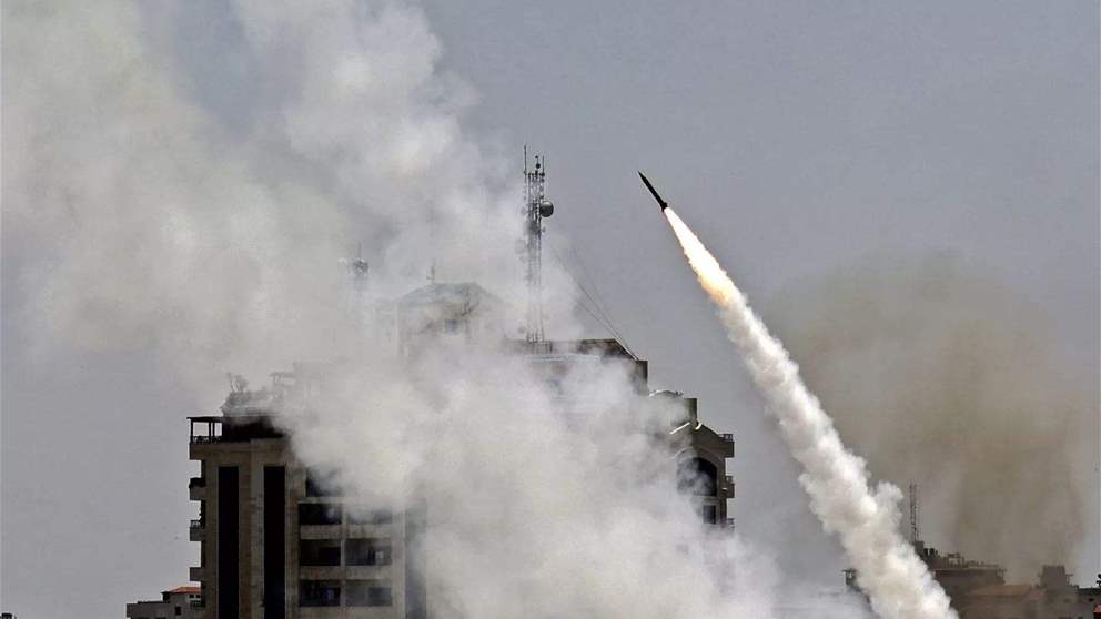 "الدفعة الصاروخية من القطاع تضمّنت نحو 50 صاروخاً".. إصابة مباشرة في مبنى بنتيفوت