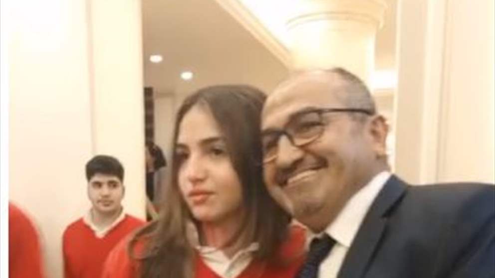 بالفيديو.. ماذا تفعل ابنة أحد النواب داخل البرلمان؟  