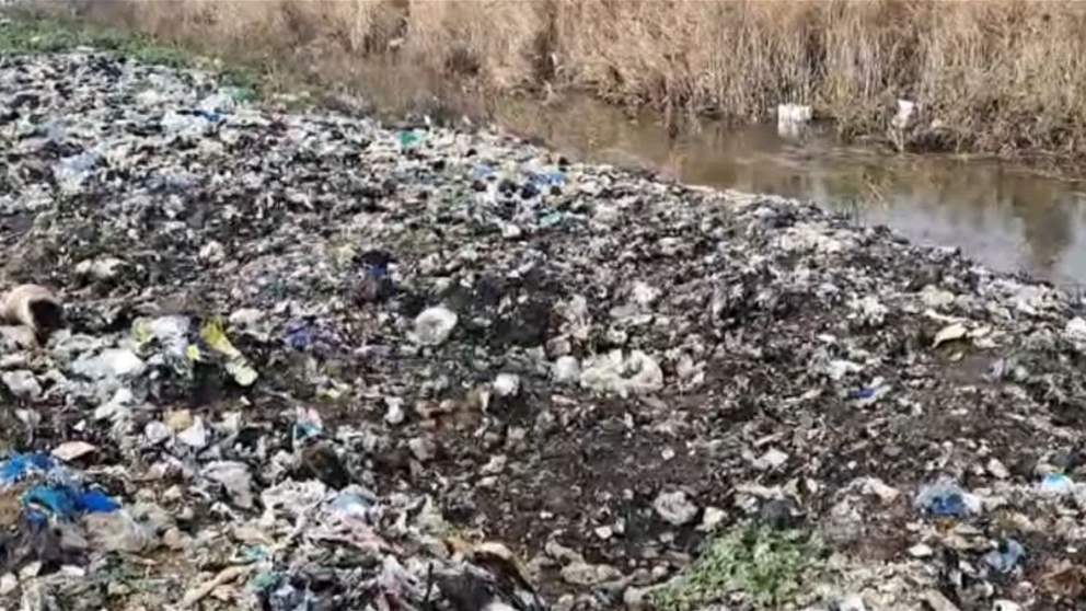 بالصور والفيديو - النفايات تخنق مجرى نهر الليطاني 