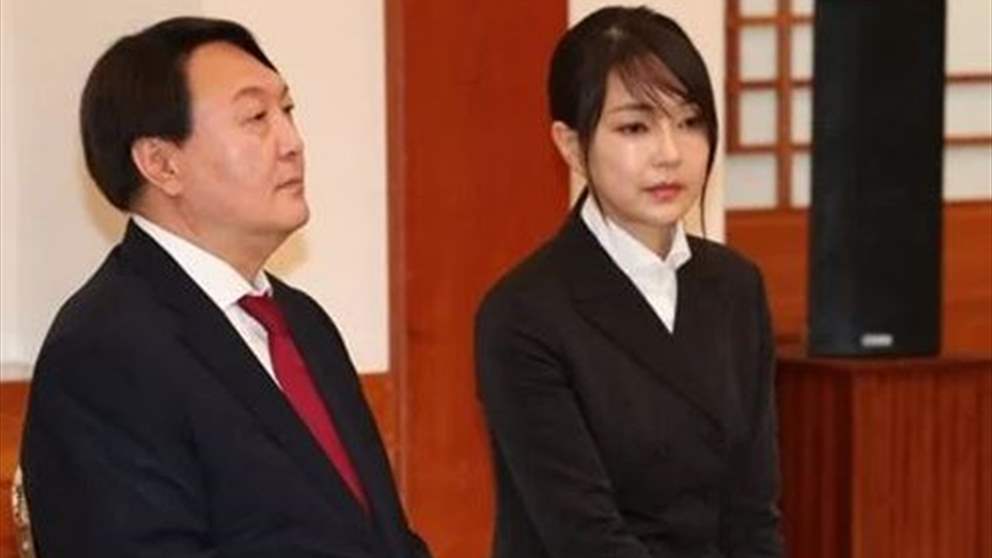 "فضيحة" تلاحق زوجة رئيس كوريا الجنوبية .. "كانت تقبّل الحقيبة" 