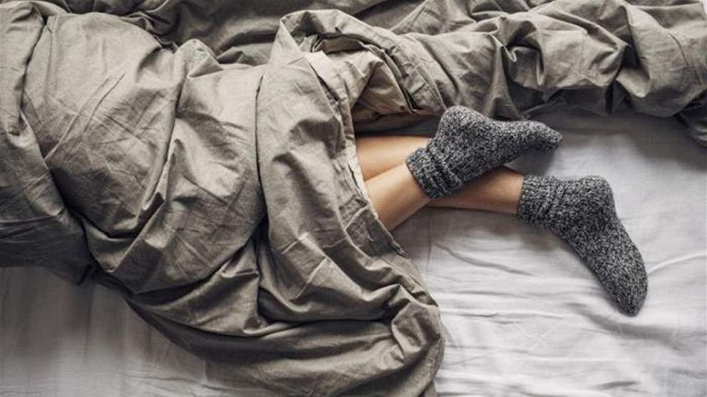 تحذير: إرتداء الجوارب أثناء النوم في الشتاء... إليكم المخاطر المحتملة 
