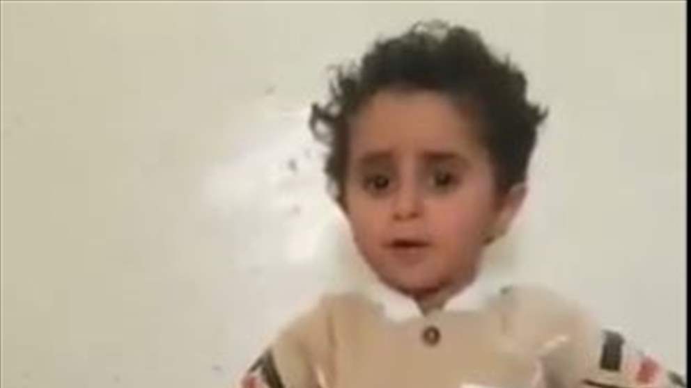 بالفيديو - طفل يمني يقلّد العميد يحيى سريع
