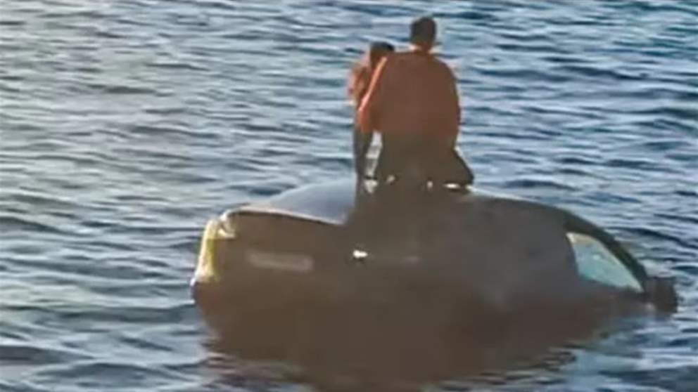 بالفيديو - "ساونا" عائمة تنقذ راكبين غرقت سيارتهما في البحر