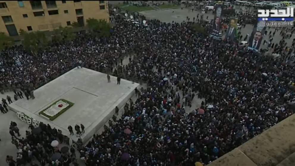 الحشود تتقاطر الى ساحة الشهداء لاحياء ذكرى 14 شباط ودعماً للرئيس سعد الحريري 