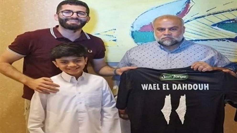 نادي بالستينو يُقدّم قميصه مع خارطة فلسطين الى وائل الدحدوح