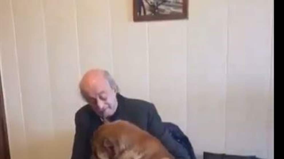   وليد جنبلاط يلاعب كلبيه .. الفيديو على الرابط التالي: 