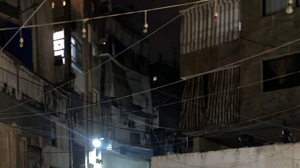 بالفيديو والصور- إخلاء مبنى من ساكنيه في منطقة البسطا وانباء عن انهيار اجزاء من واجهته الامامية