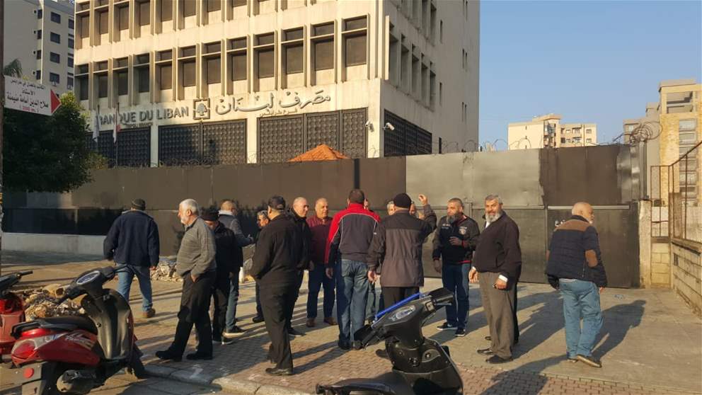 العسكريون المتقاعدون يعتصمون امام مصرف لبنان في طرابلس ويقطعون الطريق امام سرايا المدينة 