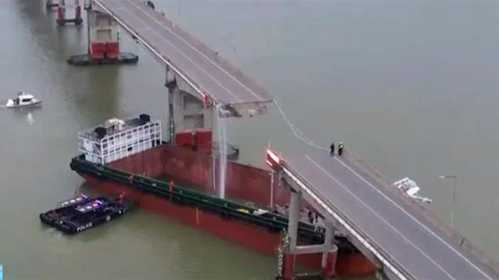 بالفيديو - سفينة تدمر جسراً بعد اصطدامها به 