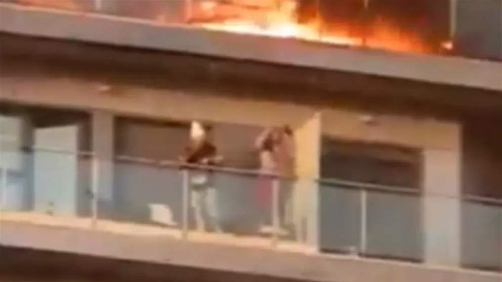 بالفيديو - حريق يلتهم مبنى بدقائق والسكان يقفزون من الشرفات