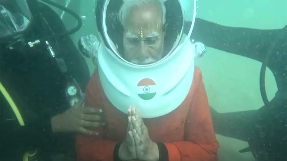 بالفيديو - رئيس الوزراء الهندي يصلي تحت الماء