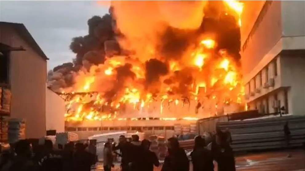 بالفيديو - حريق ضخم في مدينة الخليل الفلسطينية يُشاهد من الأردن