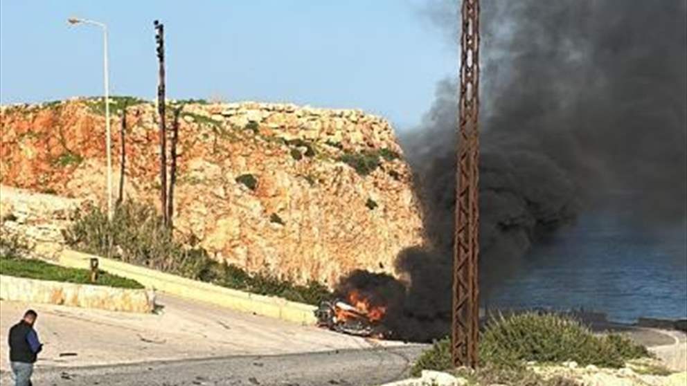 بالصور- ثلاثة شهداء جراء استهداف مسيرة إسرائيلية معادية سيارة أول بلدة الناقورة