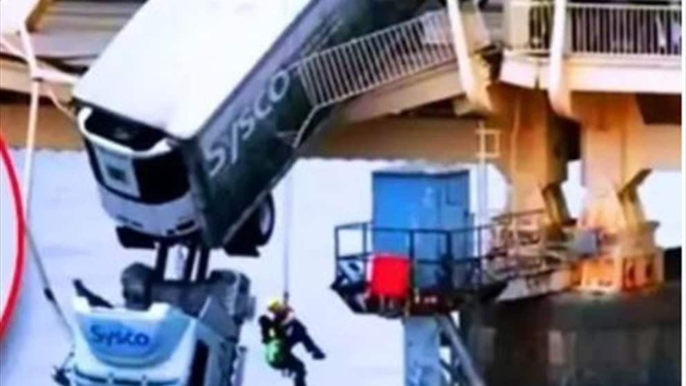 بالفيديو - عملية انقاذ مذهلة لسائقة علقت كابينة شاحنتها تحت جسر 