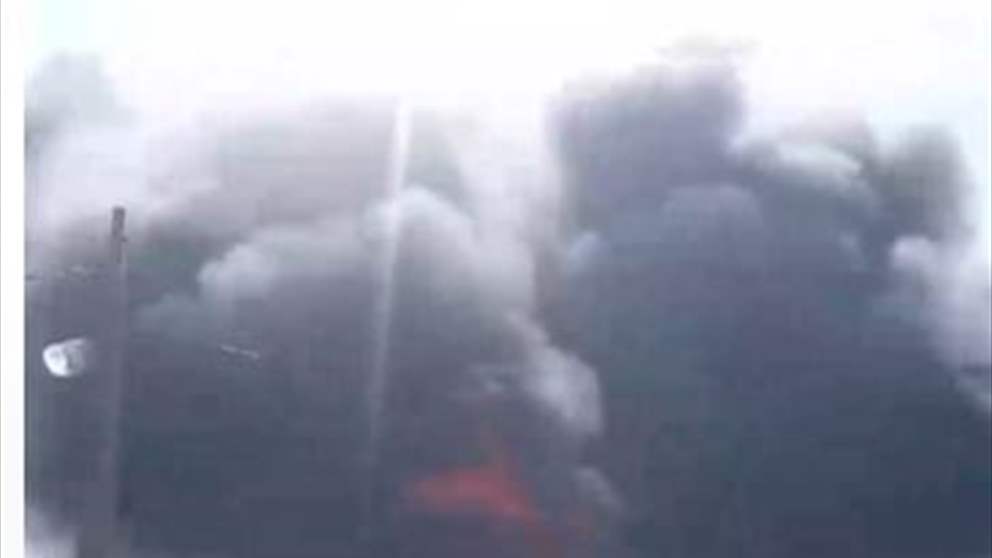 اندلاع حريق داخل أنبوب من النفط الخام على طريق المنية البحرية في الشمال .. والنار التهمت مخيّماً للنازحين السوريين 