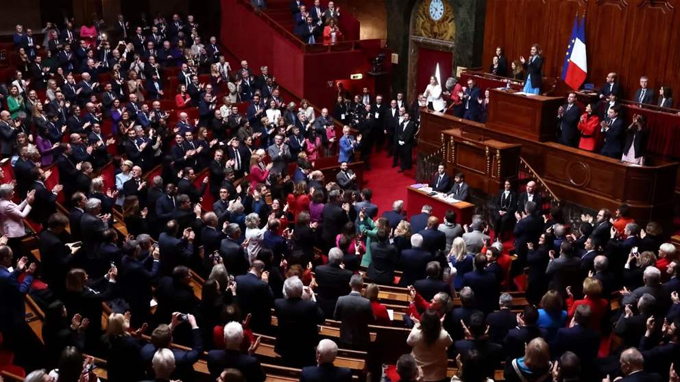 فرنسا تصبح أول دولة تدرج "الحق في الإجهاض" ضمن دستورها.. وماكرون: "حرية جديدة يكفلها الدستور"