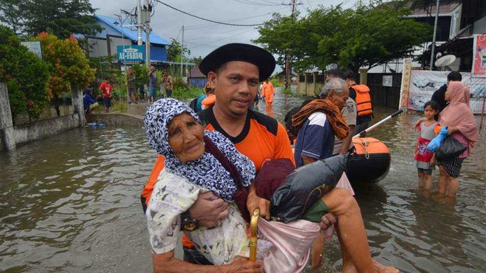فيضانات أندونيسيا تابع... إرتفاع حصيلة القتلى والدمار 