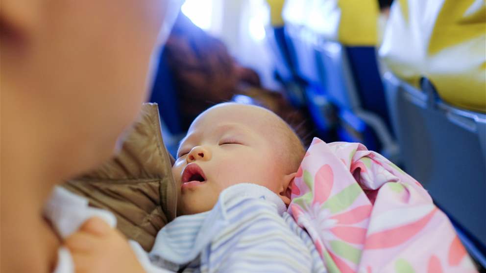 بالفيديو - هدية غير متوقعة لطفل ولد في في الطائرة أثناء رحلة جوية