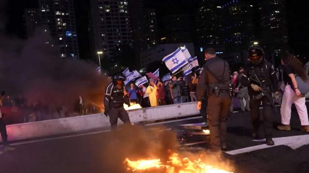 فيديو - حشود بتل أبيب تطالب بسقوط نتنياهو: سنحرق البلاد  