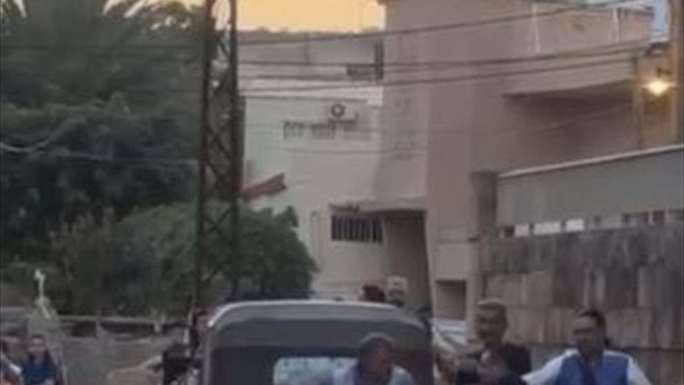 بالفيديو - الاعتداء على عنصر مسن في شرطة بلدية البترون أمام أعين المواطنين