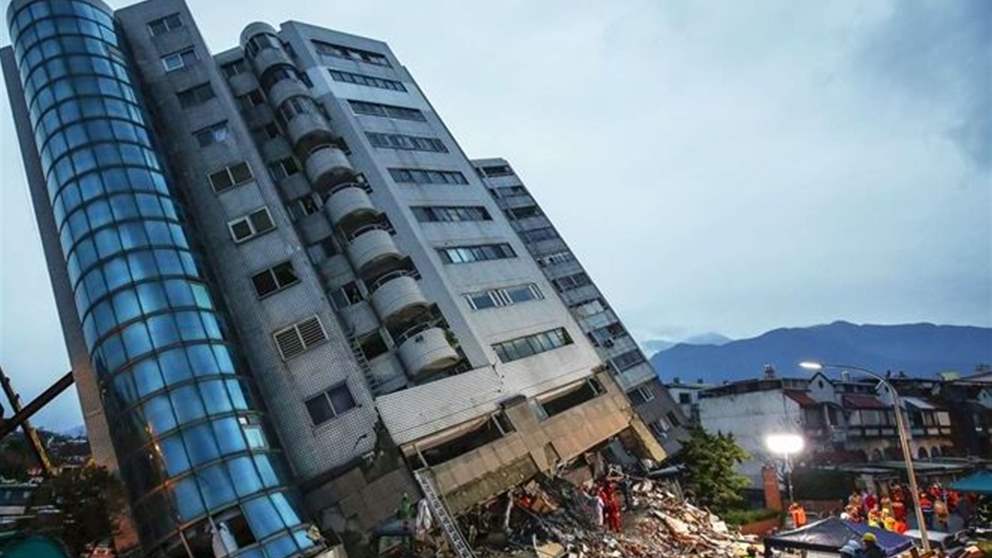 فيديو مثير لمذيعة على الهواء خلال زلزال تايوان... هكذا كانت ردة فعلها 