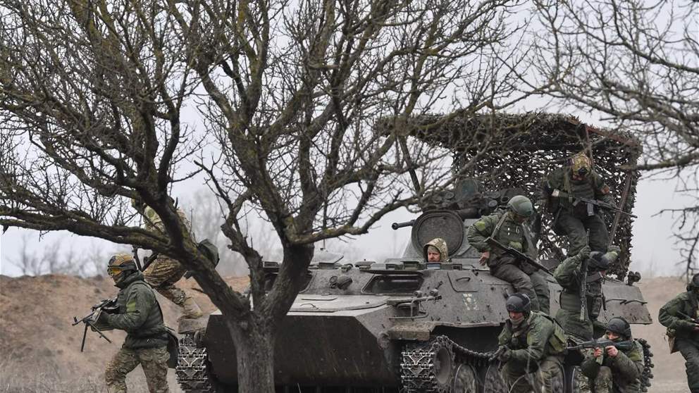 "تحت غطاء المدرعات".. القوات الروسية تسيطر على "معقل أوكراني" على مشارف هذه المدينة 