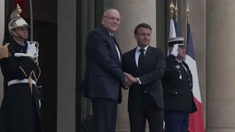 بالفيديو - لحظة استقبال الرئيس الفرنسي ايمانويل ماكرون لرئيس حكومة تصريف الاعمال نجيب ميقاتي في الاليزيه