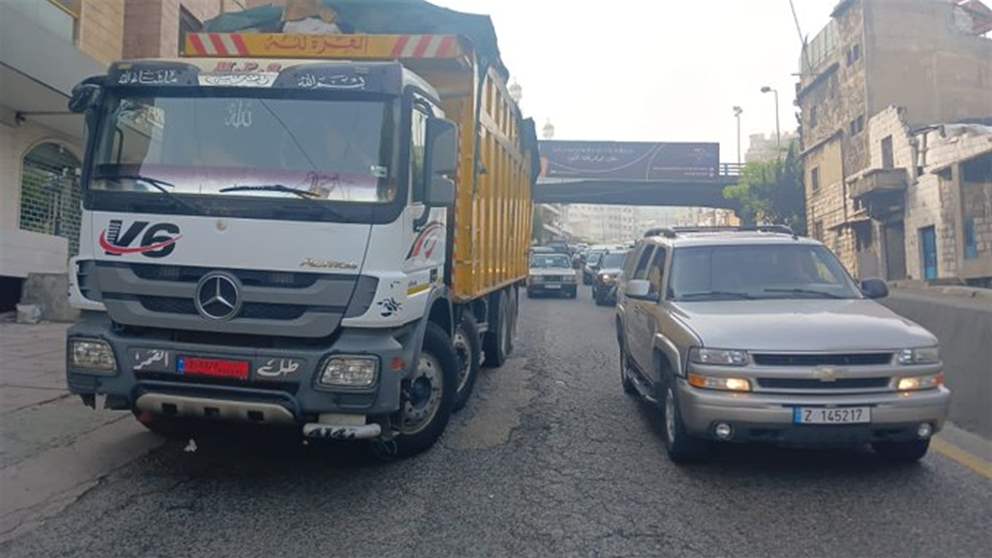التحكم المروري: تعطل شاحنة على الطريق الدولية عاليه نزولا باتجاه الكحالة وحركة المرور كثيفة 