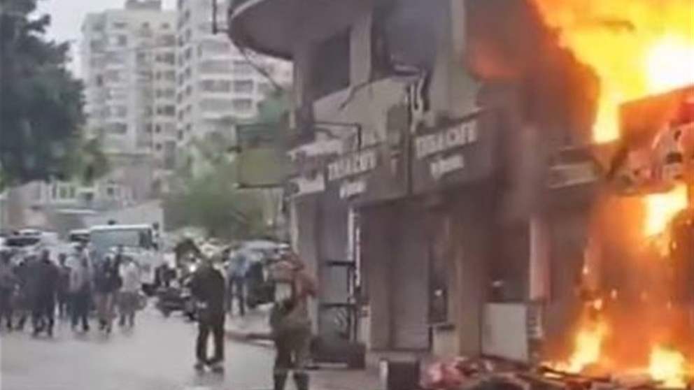 توضيح من فوج إطفاء بيروت بشأن سبب حريق المطعم في بشارة الخوري: عملنا لا يرتكز على التكهنات