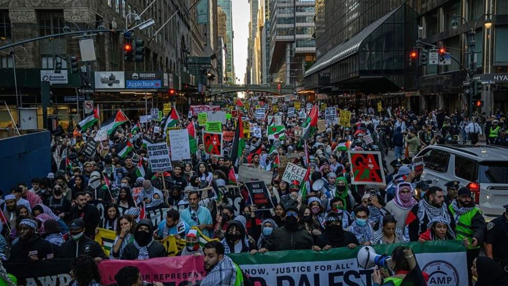  احتجاجا على قمع اعتصام طالبي في جامعة كولومبيا... الآلاف يتظاهرون في نيويورك